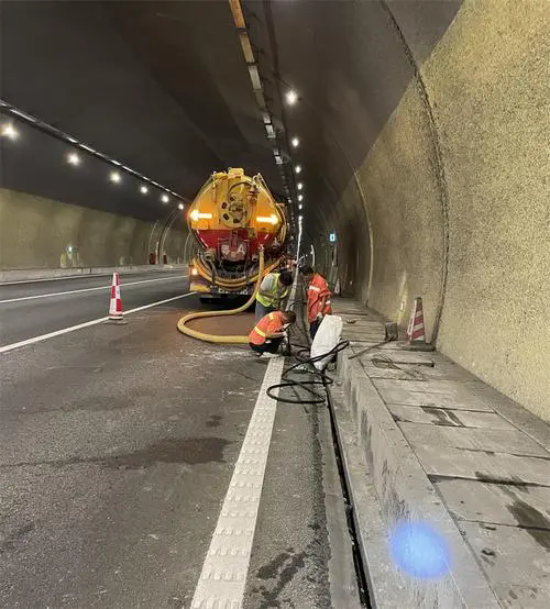 黄山隧道排水渠清淤